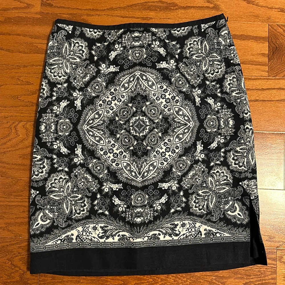 Ann Taylor Loft navy floral patterned pencil skirt Sz.8